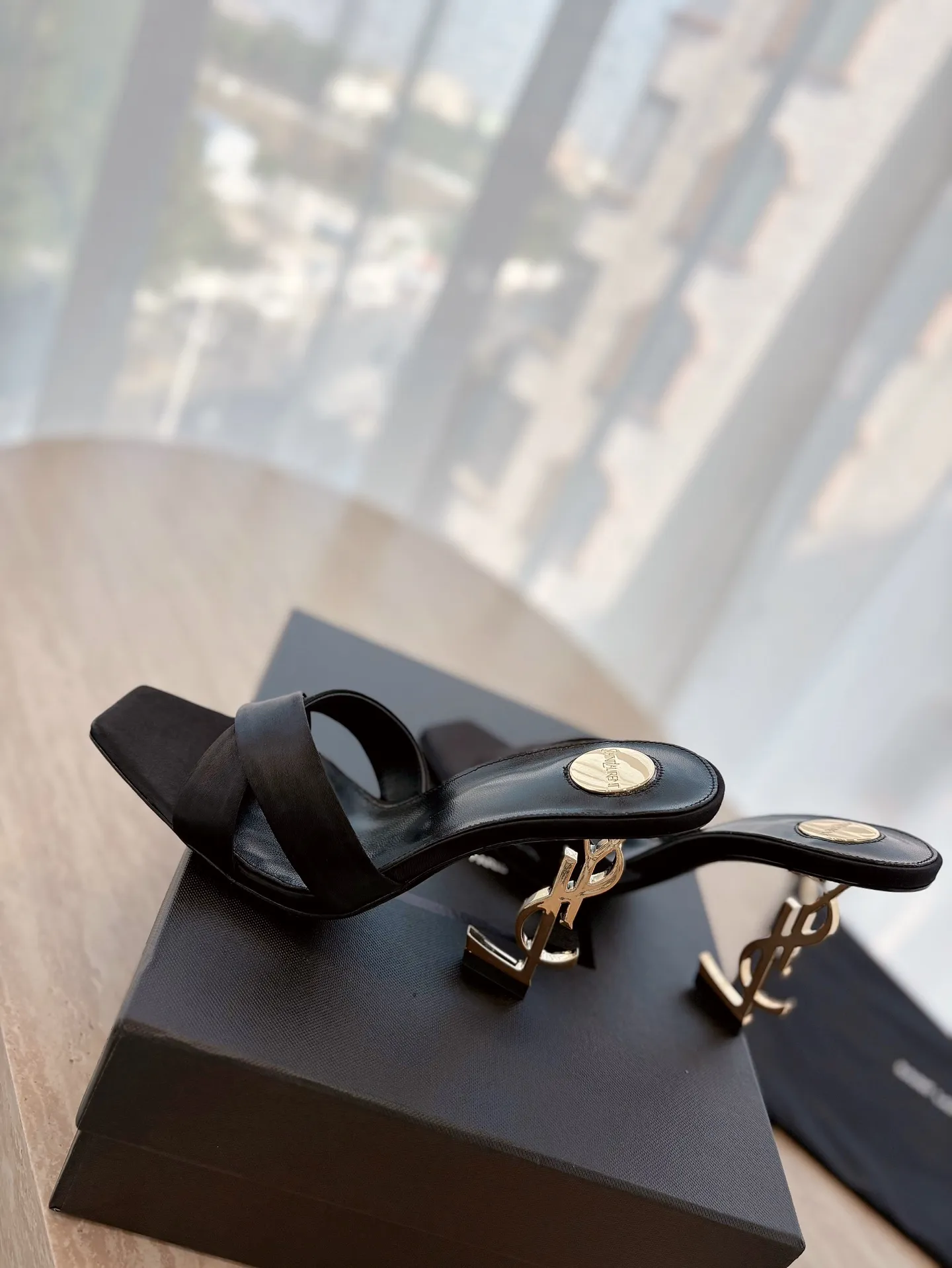 👟👟Ex-factory price 560👟👟 "SAINT LAURENT*" Yves Saint Laurent 25ss/hot YSL high heels and slippers in summer New shoe type·Only YSL understands women's hearts best and does not accept refutation Super invincible feminine artifact, a must-have for women (✅Z products are customized from the whole body, perfect consistency) New last type. Compare the differences between pictures and goods on the market ✔Upper: Customized imported silk ✔Inner lining: imported sheepskin ✔Sole: imported genuine leather outsole ✔Heel height: 10.5cm ✔Number of yards: 35-39 (No refund for 40 pieces of custom-made stock) (Full package)